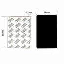 Gravure sur une canette noire avec un autocollant