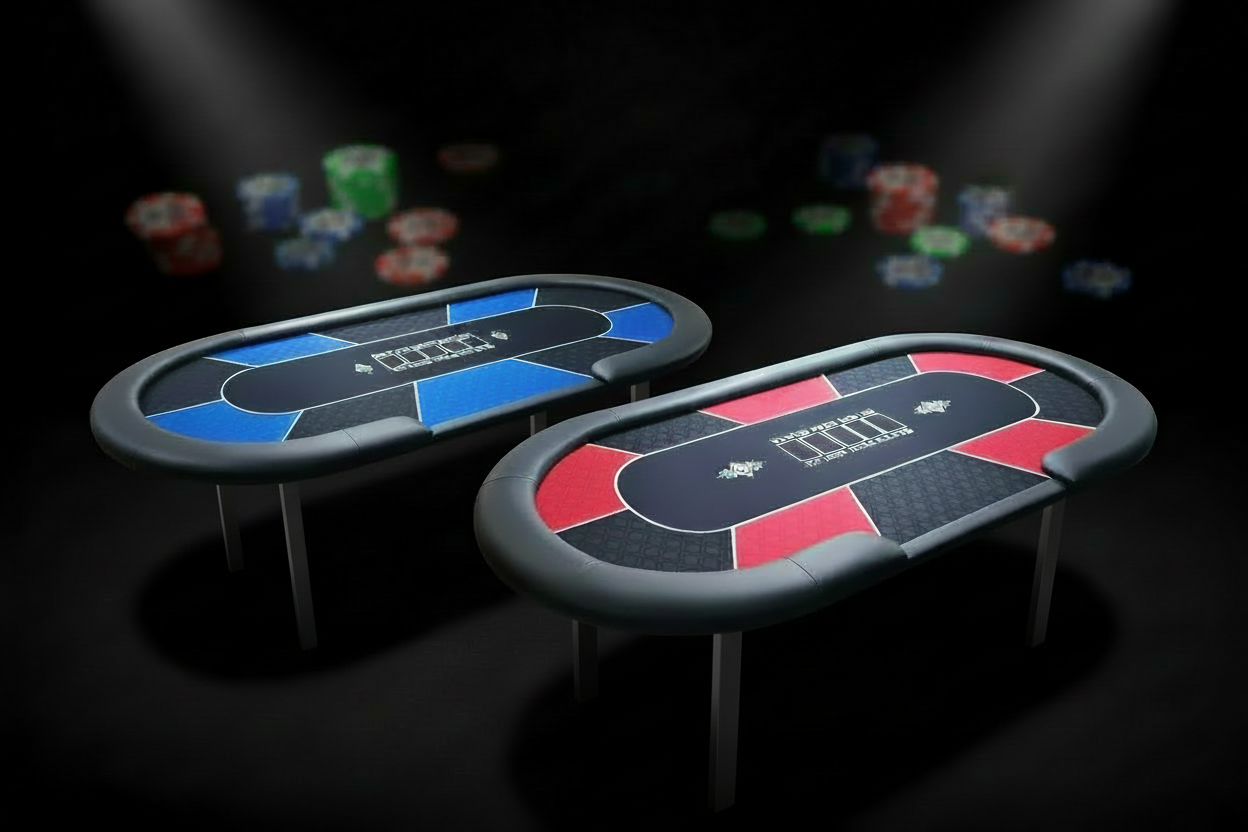 שני שולחנות פוקר כחול ואדום באווירת קזינו